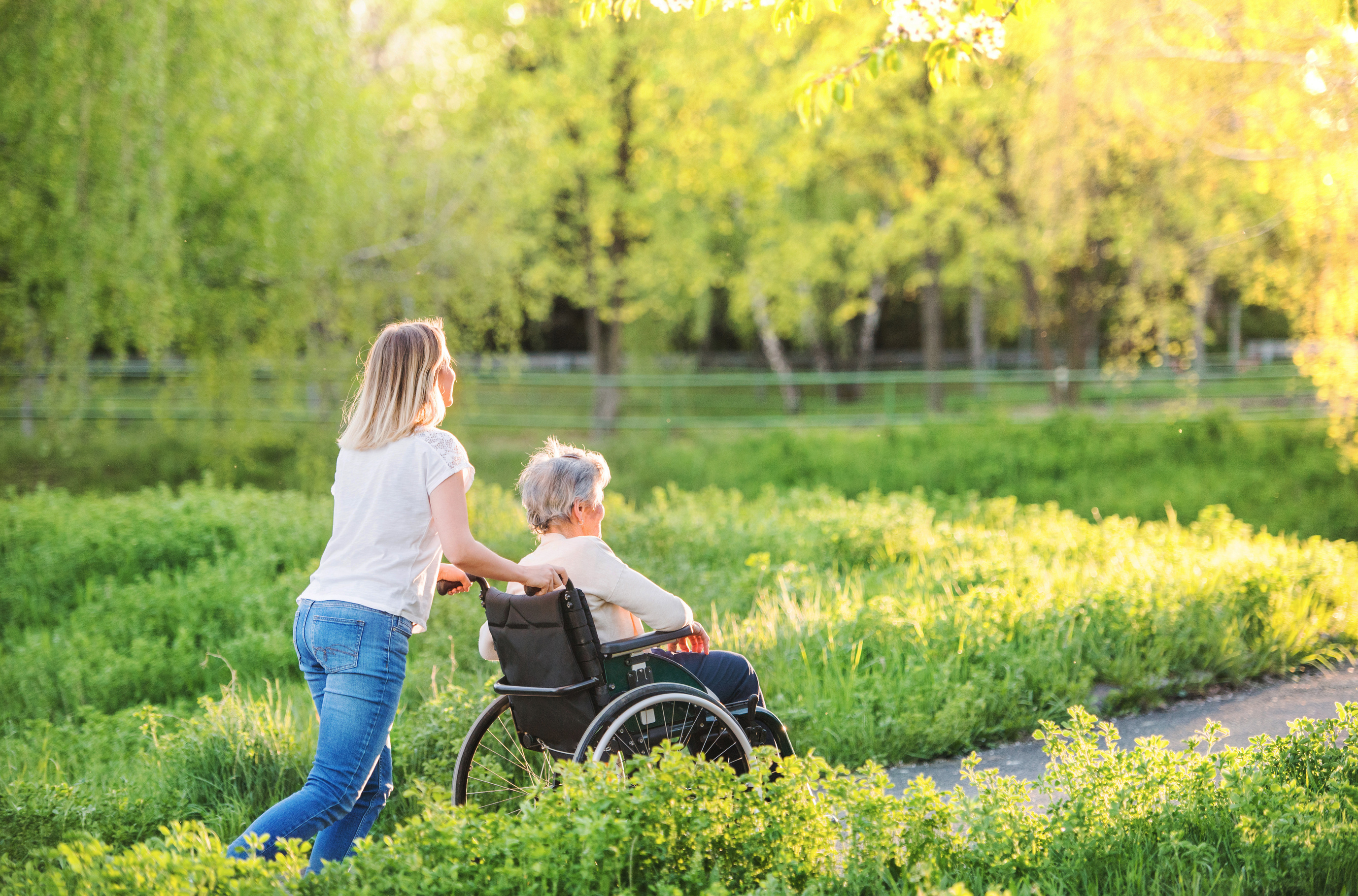 Frau mit Pflegerin im Garten